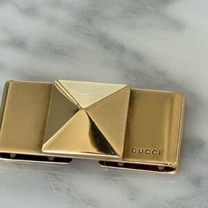 Gucci gold toned metal plaque with logo to sew on